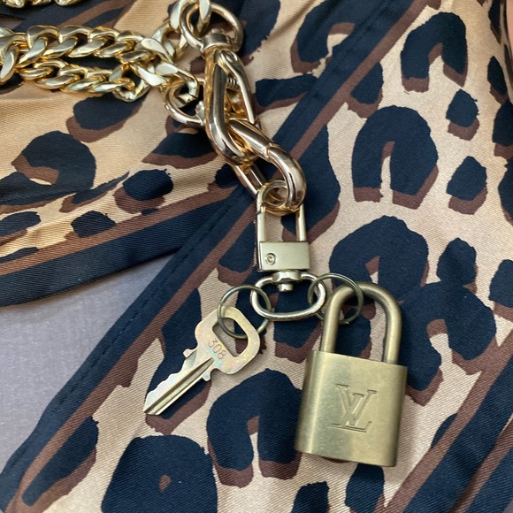 Louis Vuitton lock and key with chain - Picture 2 of 3